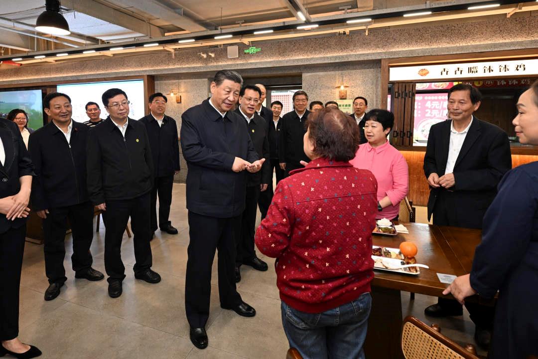 △2024年4月22日，習近平總書記來到重慶九龍坡區(qū)謝家灣街道民主村社區(qū)考察。