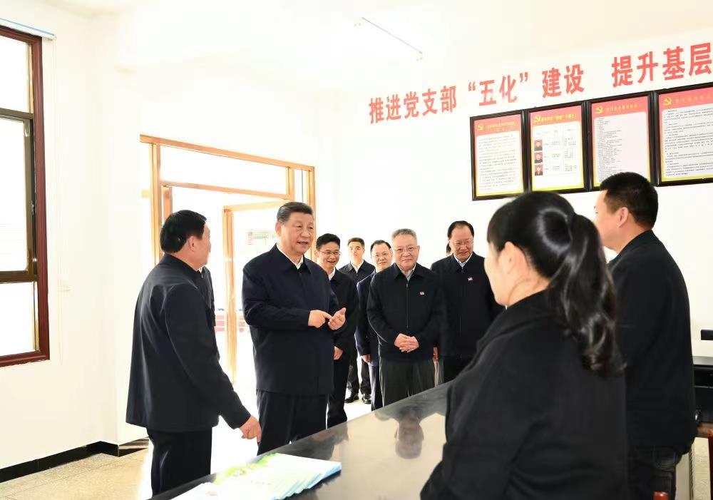 △2024年3月19日，習近平總書記在湖南常德市鼎城區(qū)謝家鋪鎮(zhèn)港中坪村黨群服務中心了解當?shù)貫榛鶎訙p負、提升基層治理效能等情況。