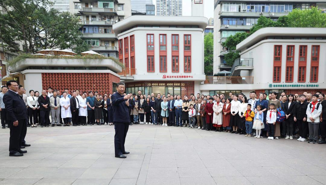 △2024年4月22日，習近平總書記來到重慶九龍坡區(qū)謝家灣街道民主村社區(qū)考察。
