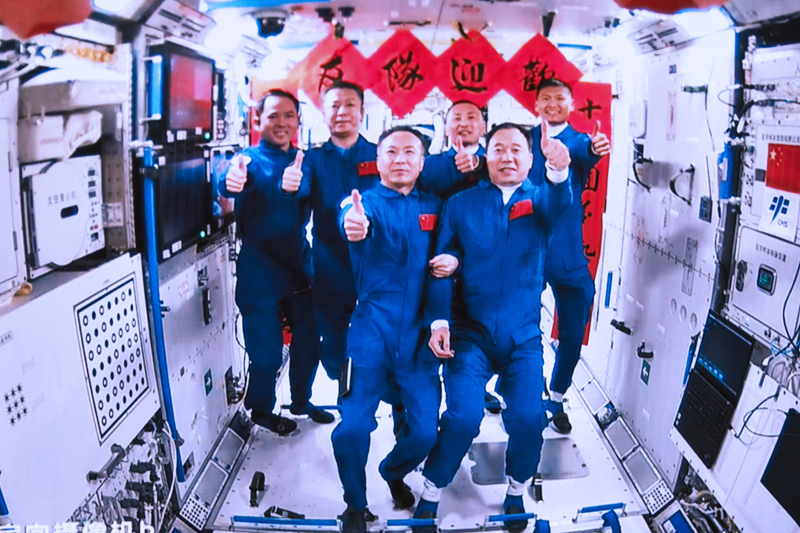 2023年5月30日，在北京航天飛行控制中心拍攝的神舟十五號(hào)航天員乘組與神舟十六號(hào)航天員乘組拍下“全家?！钡漠嬅?。