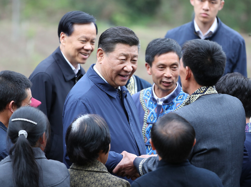 2019年4月15日至17日，中共中央總書(shū)記、國(guó)家主席、中央軍委主席習(xí)近平在重慶考察，并主持召開(kāi)解決“兩不愁三保障”突出問(wèn)題座談會(huì)。這是4月15日下午，習(xí)近平在石柱土家族自治縣中益鄉(xiāng)華溪村同村民親切交流。新華社記者 丁海濤 攝