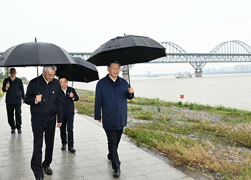 2023年10月10日至13日，中共中央總書記、國家主席、中央軍委主席習(xí)近平在江西考察。這是10日下午，習(xí)近平在長江國家文化公園九江城區(qū)段考察時，冒雨沿江堤步行察看沿岸風(fēng)貌。新華社記者 謝環(huán)馳 攝