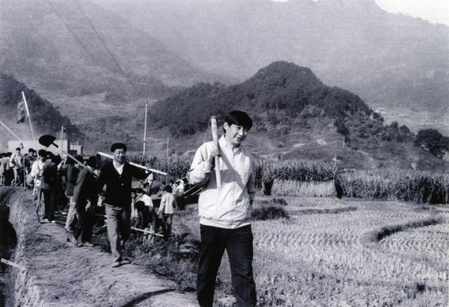 1989年12月2日，時(shí)任中共寧德地委書記的習(xí)近平帶領(lǐng)地直機(jī)關(guān)千余名干部到寧德縣南漈水利工地參加清溝排障修整水渠勞動(dòng)。新華社發(fā)