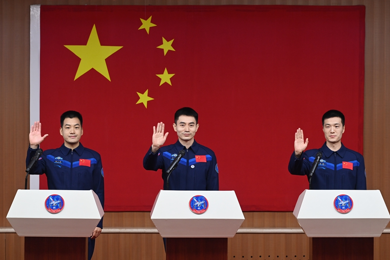 2024年月24日，神舟十八號載人飛行任務航天員葉光富（中）、李聰（右）、李廣蘇在酒泉衛(wèi)星發(fā)射中心問天閣與媒體記者集體見面。