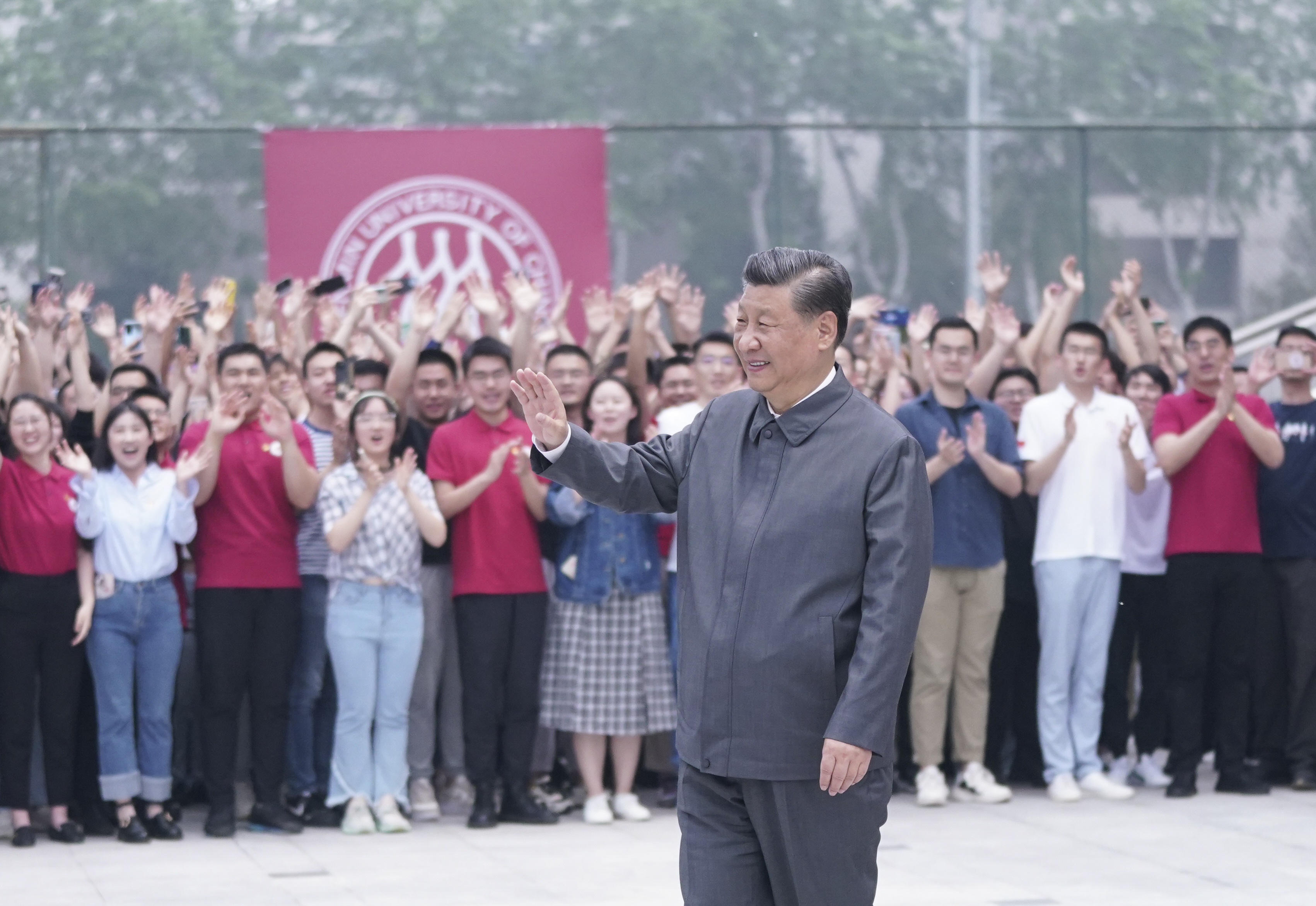 2022年4月25日，習(xí)近平總書記來到中國人民大學(xué)考察調(diào)研。這是習(xí)近平向師生們揮手致意。