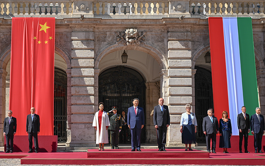 當(dāng)?shù)貢r(shí)間5月9日上午，國(guó)家主席習(xí)近平在布達(dá)佩斯出席匈牙利總統(tǒng)舒尤克和總理歐爾班共同舉行的隆重歡迎儀式。新華社記者 謝環(huán)馳 攝