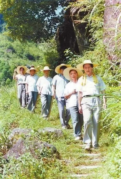 1989年7月，習(xí)近平在壽寧縣山村。