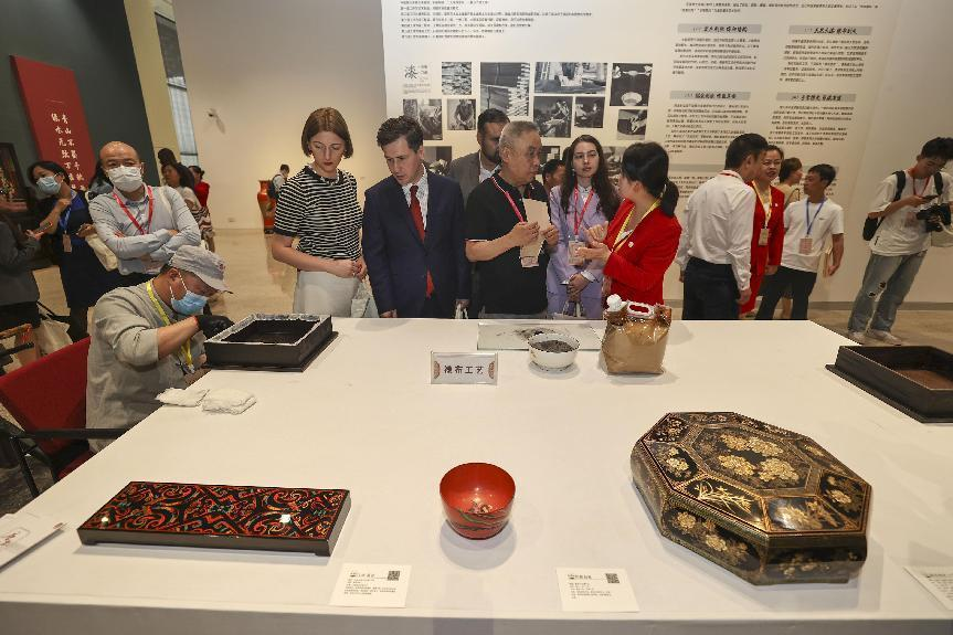 2023年5月28日，北京，推光漆器匠人為駐華使節(jié)展示技藝。