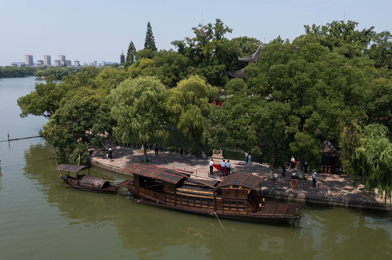 2022年7月27日，南湖紅船停靠在浙江省嘉興市南湖旅游區(qū)的湖心島旁。