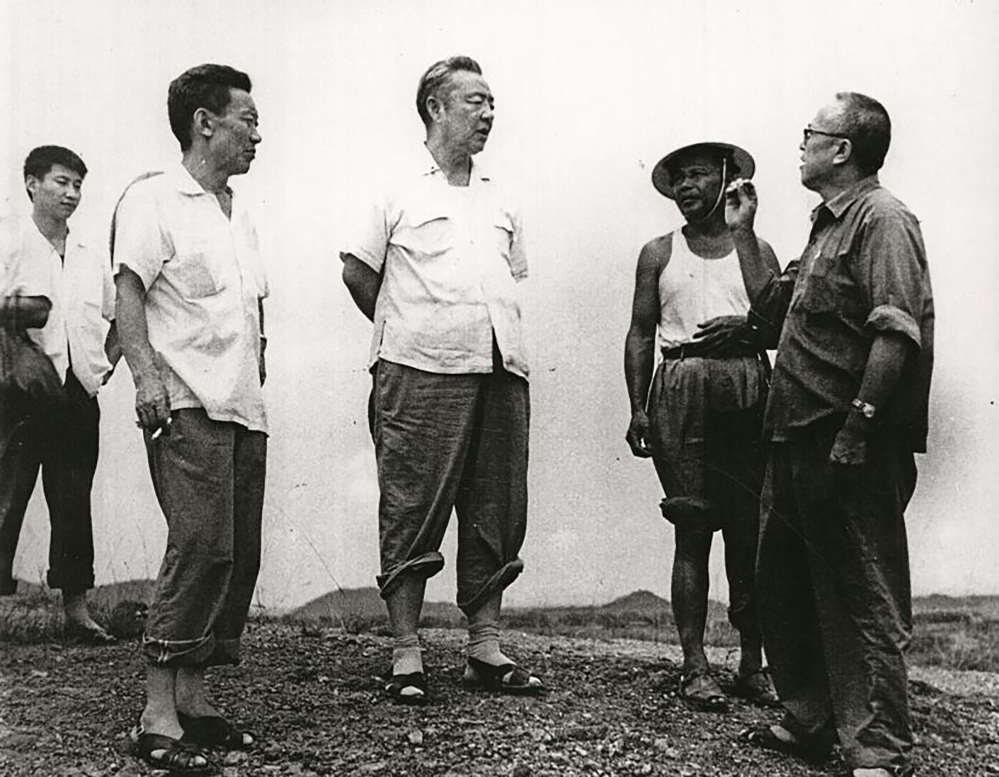 1978年8月5日，習仲勛（中）在廣東惠陽地區(qū)調(diào)研。左二為廣東省委農(nóng)村工作部副部長杜瑞芝，右一為惠陽地委書記李富林。 左一為當時正在清華大學暑期的習近平。