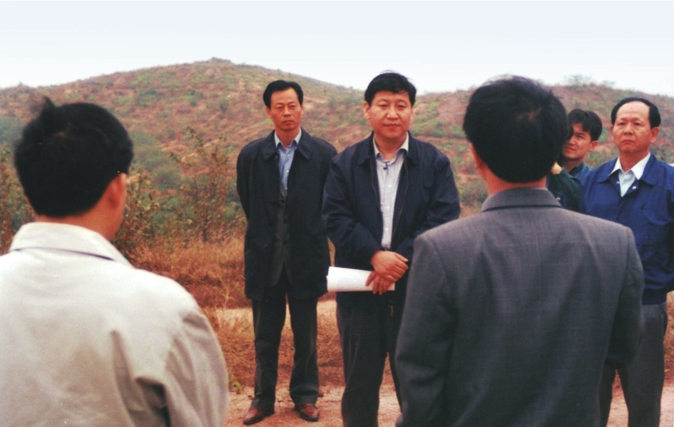 1999年11月，習近平在龍巖市長汀縣河田水土流失治理區(qū)調研。圖源：《習近平在福建（下）》