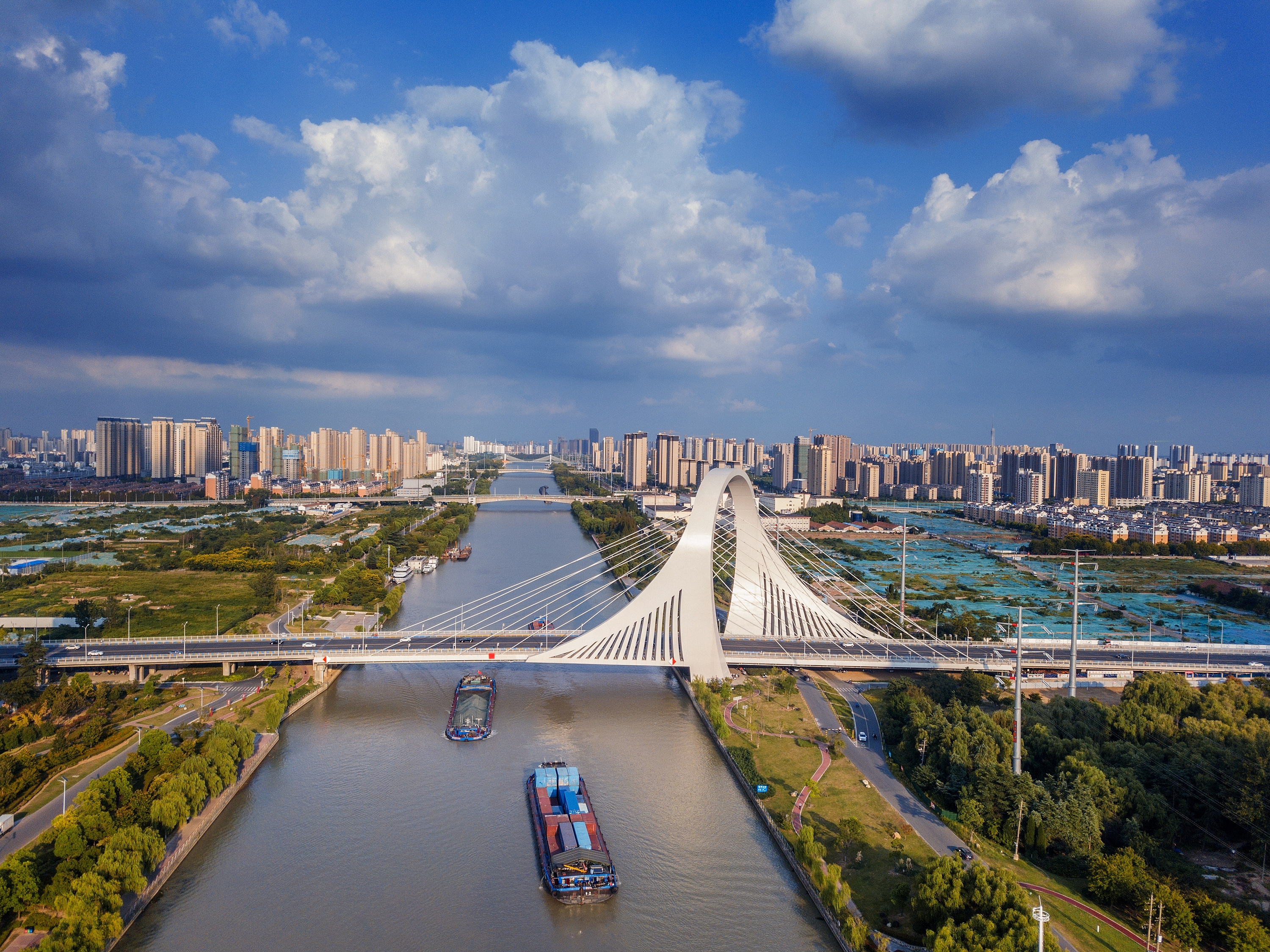 2022年9月12日，幾艘船舶行駛在江蘇淮安運河大橋附近。