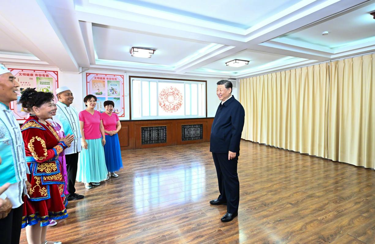 6月19日下午，習(xí)近平總書記在銀川市金鳳區(qū)長(zhǎng)城花園社區(qū)活動(dòng)室考察時(shí)，同社區(qū)居民親切交流。