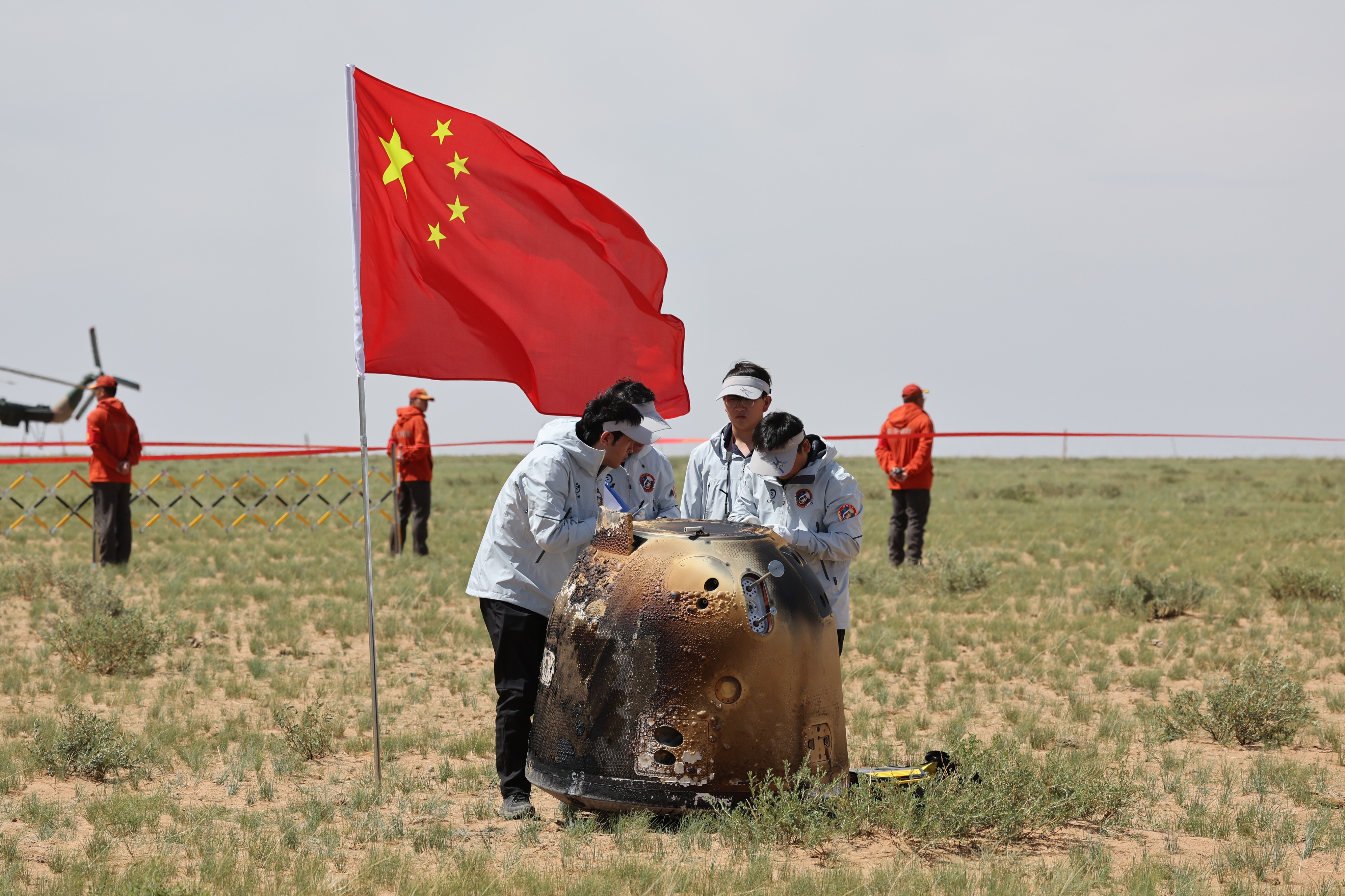 6月25日拍攝的嫦娥六號(hào)返回器回收現(xiàn)場(chǎng)。