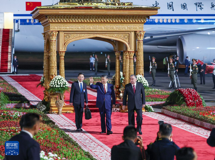 習(xí)近平抵達(dá)杜尚別開始對塔吉克斯坦進行國事訪問