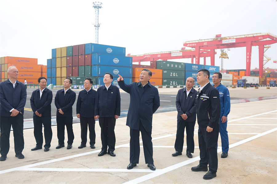 2024年5月22日至24日，中共中央總書記、國家主席、中央軍委主席習(xí)近平在山東考察。這是22日下午，習(xí)近平在日照港察看全自動化集裝箱碼頭作業(yè)場景。新華社記者 鞠鵬 攝