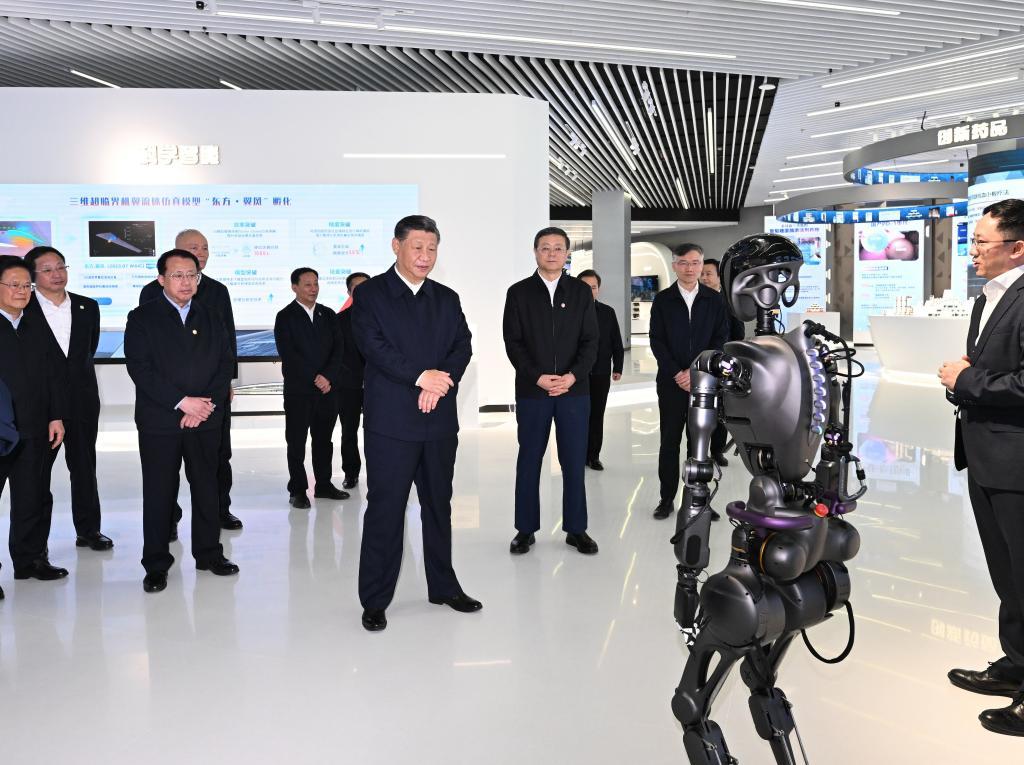 2023年11月28日下午，習(xí)近平在浦東新區(qū)張江科學(xué)城參觀上?？萍紕?chuàng)新成果展。新華社記者 謝環(huán)馳 攝