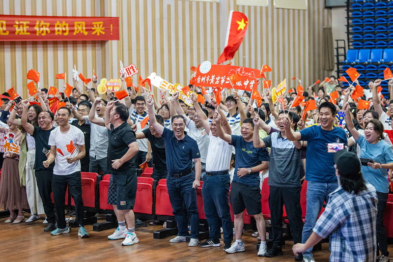 北京時間7月27日，2024年巴黎奧運(yùn)會首個比賽日，在射擊10米氣步槍混合團(tuán)體比賽中，中國選手黃雨婷/盛李豪獲得金牌。圖為黃雨婷的母校師生們通過收看奧運(yùn)直播的方式為她加油助威。