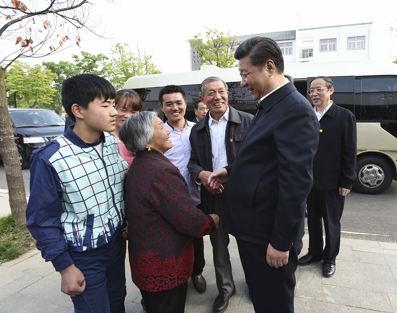 2016年4月25日，習(xí)近平在安徽省滁州市鳳陽(yáng)縣小崗村看望當(dāng)年大包干帶頭人嚴(yán)金昌（右三）一家。