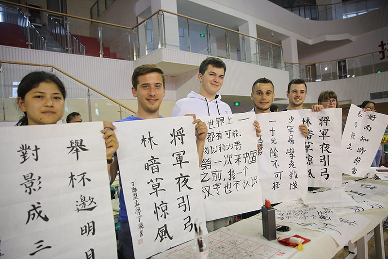 2017年6月5日，來自青島大學(xué)和中國石油大學(xué)（華東）的外國留學(xué)生在展示剛剛現(xiàn)場完成的書法作品。