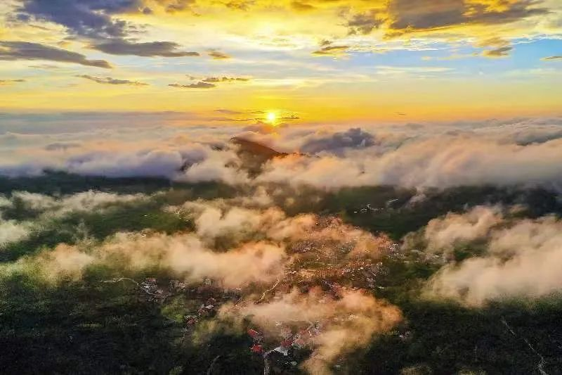 圖為云霧繚繞的軍營村，群山盡翠，紅瓦掩映。廈門市委宣傳部供圖