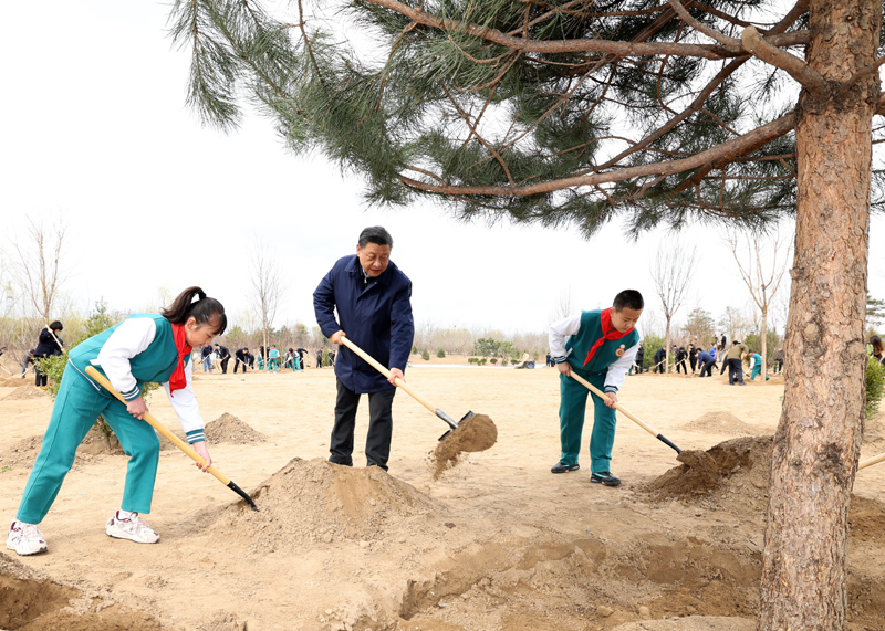 2022年3月，習近平總書記來到北京市大興區(qū)黃村鎮(zhèn)參加首都義務(wù)植樹活動，同大家一起植樹。新華社記者 黃敬文 攝