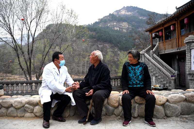 2020年4月15日，在河北阜平縣龍泉關(guān)鎮(zhèn)駱駝灣村，村醫(yī)霍建國為村民把脈。