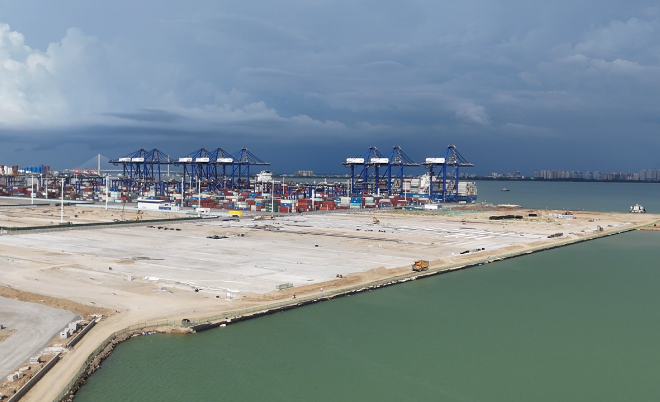 海南洋浦區(qū)域國際集裝箱樞紐港擴建工程項目現(xiàn)場。人民網記者 牛良玉攝
