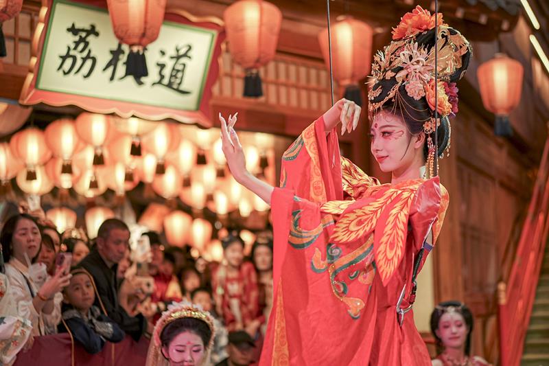 △2024年10月2日，陜西省西安市長(zhǎng)安十二時(shí)辰主題街區(qū)的“唐潮”系列沉浸式表演。