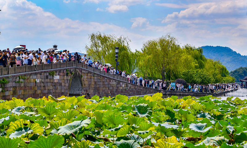 2024年10月4日，杭州西湖景區(qū)迎來國慶假期旅游高峰。