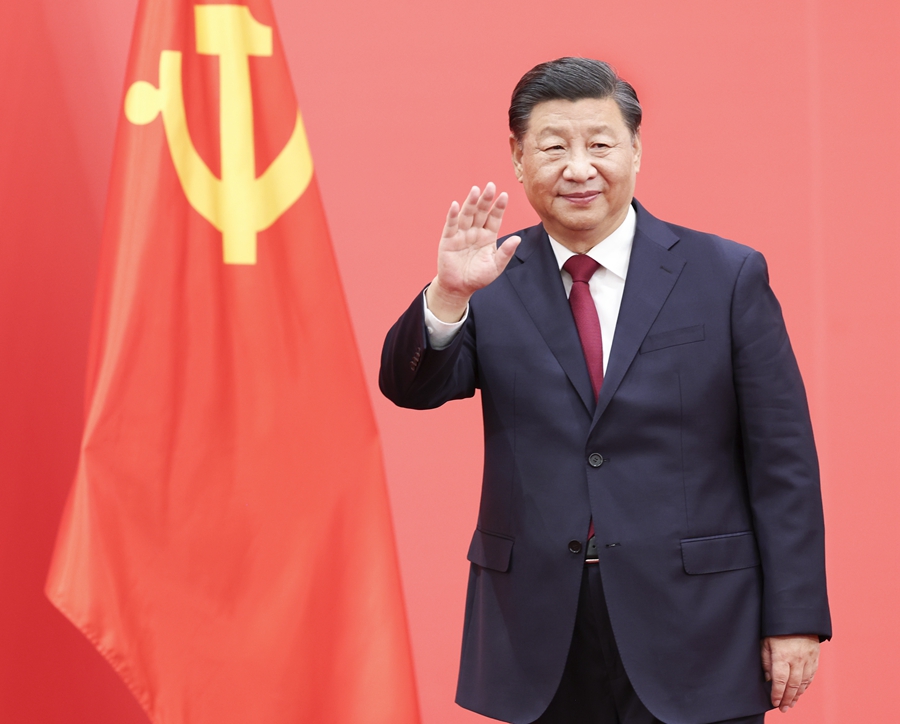 2022年10月23日，習(xí)近平在北京人民大會堂同采訪中共二十大的中外記者親切見面。