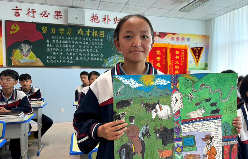 果洛西寧民族中學(xué)學(xué)生尼東拉毛在主題思政課上展示表現(xiàn)現(xiàn)代化家鄉(xiāng)的作品。