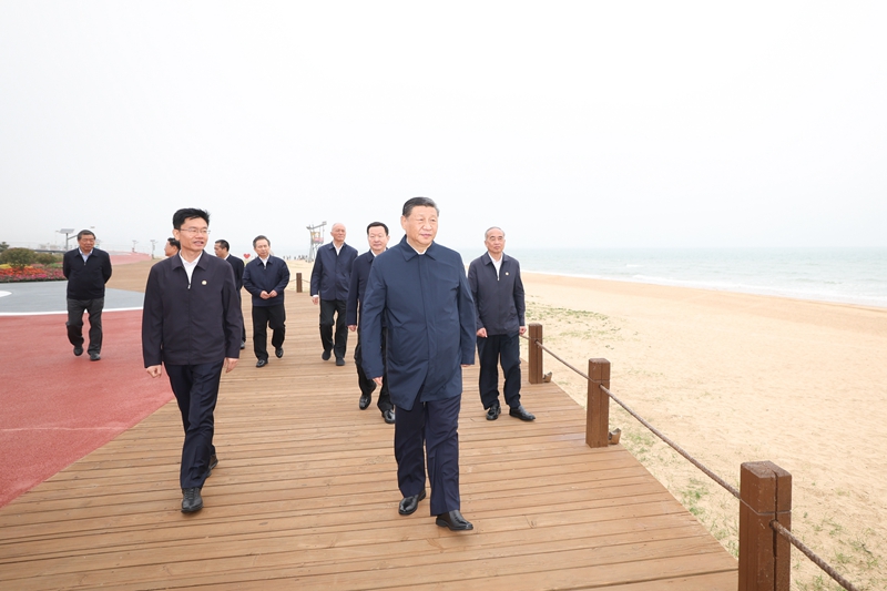 2024年5月22日，習(xí)近平總書(shū)記在山東日照陽(yáng)光海岸綠道考察。