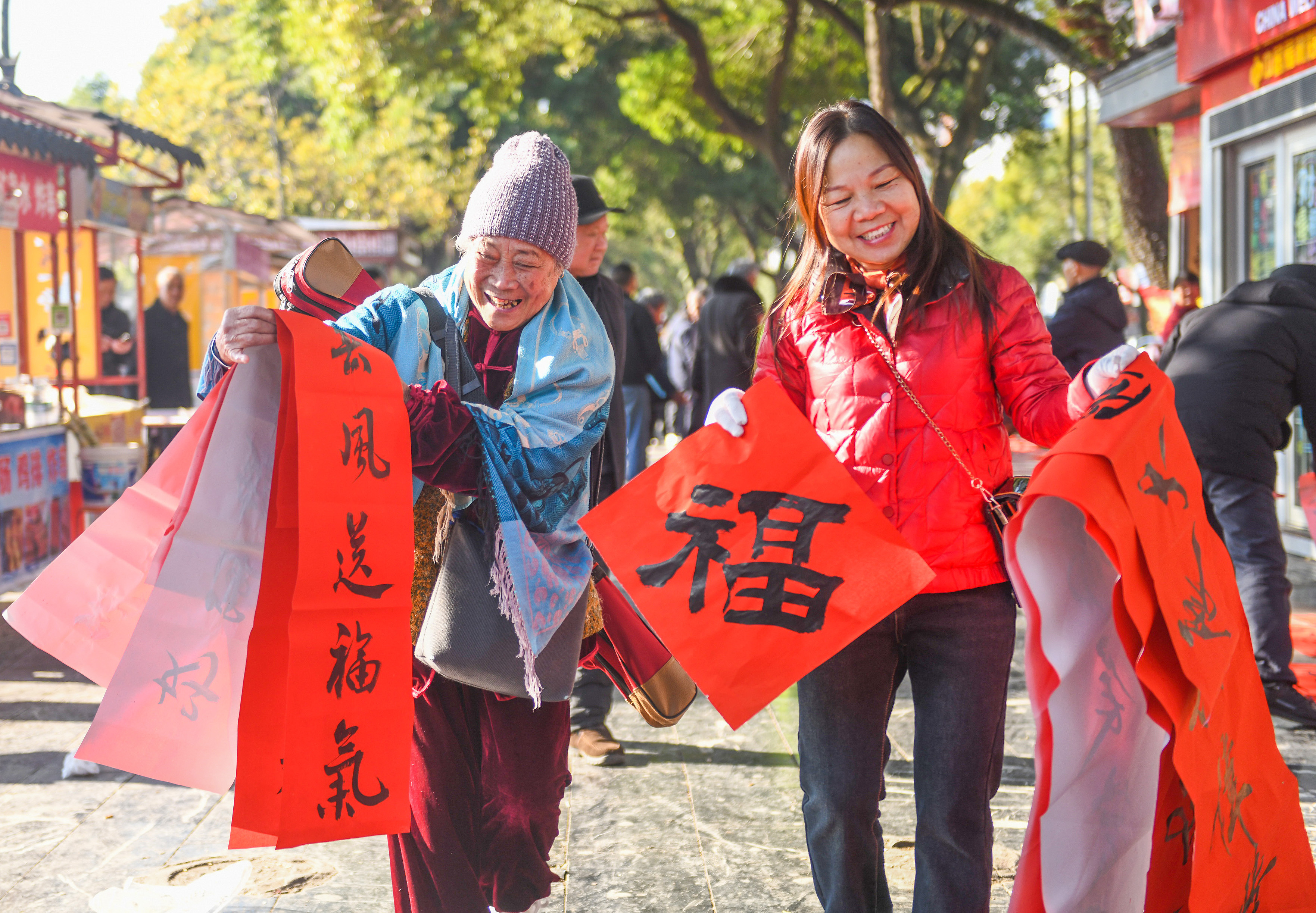 2025年1月13日，在湖南省永州市道縣西洲公園義工崗?fù)?，市民們領(lǐng)到了書法志愿者為大家書寫的春聯(lián)。