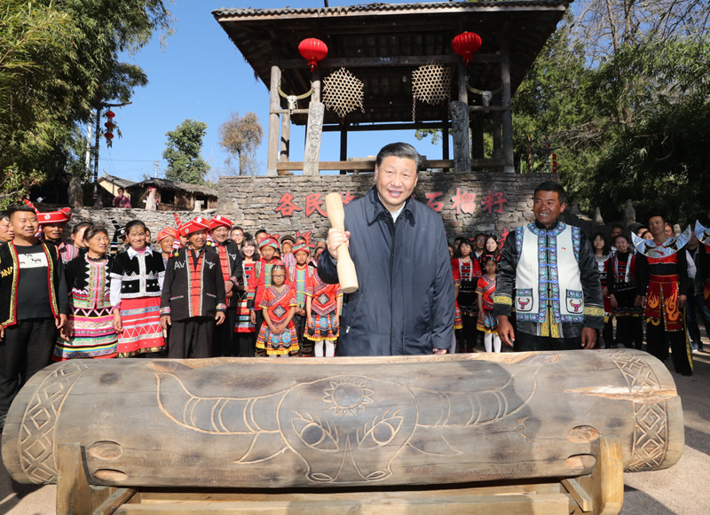 2020年1月19日，習(xí)近平總書(shū)記在云南省騰沖市清水鄉(xiāng)三家村中寨司莫拉佤族村廣場(chǎng)上，敲響三聲佤族木鼓，祝福來(lái)年風(fēng)調(diào)雨順、國(guó)泰民安。