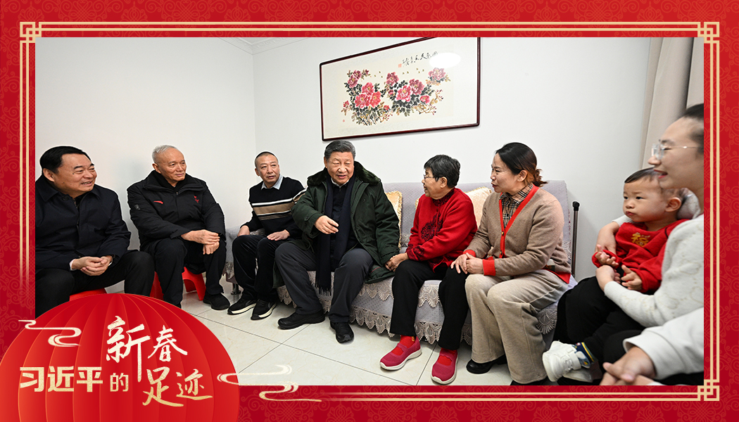 2025年1月23日，農(nóng)歷新年前夕，習(xí)近平總書(shū)記在遼寧沈陽(yáng)大東區(qū)長(zhǎng)安街道長(zhǎng)安小區(qū)考察時(shí)，走進(jìn)居民郎素蘭家中看望。