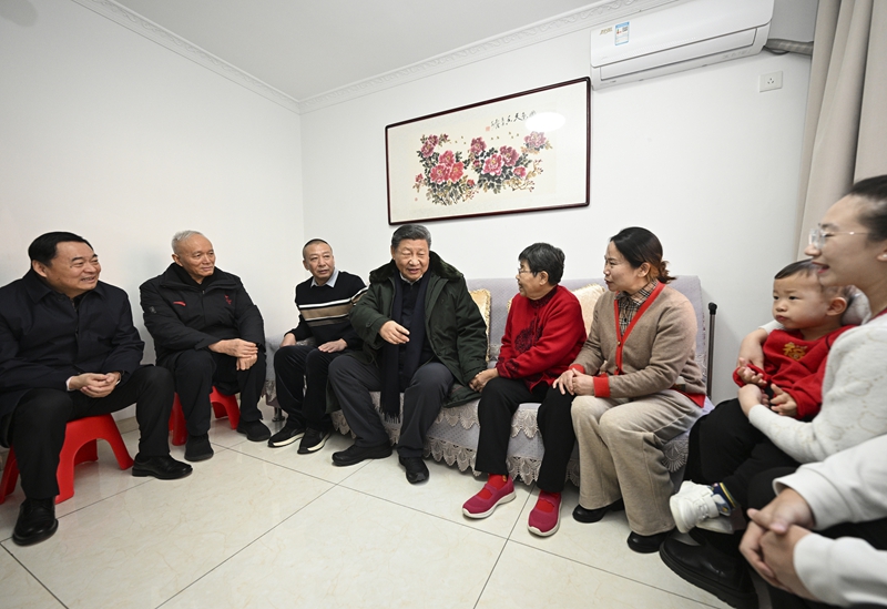 2025年1月23日上午，習(xí)近平總書記在遼寧沈陽大東區(qū)長安街道長安小區(qū)考察時，走進(jìn)居民郎素蘭家中看望。
