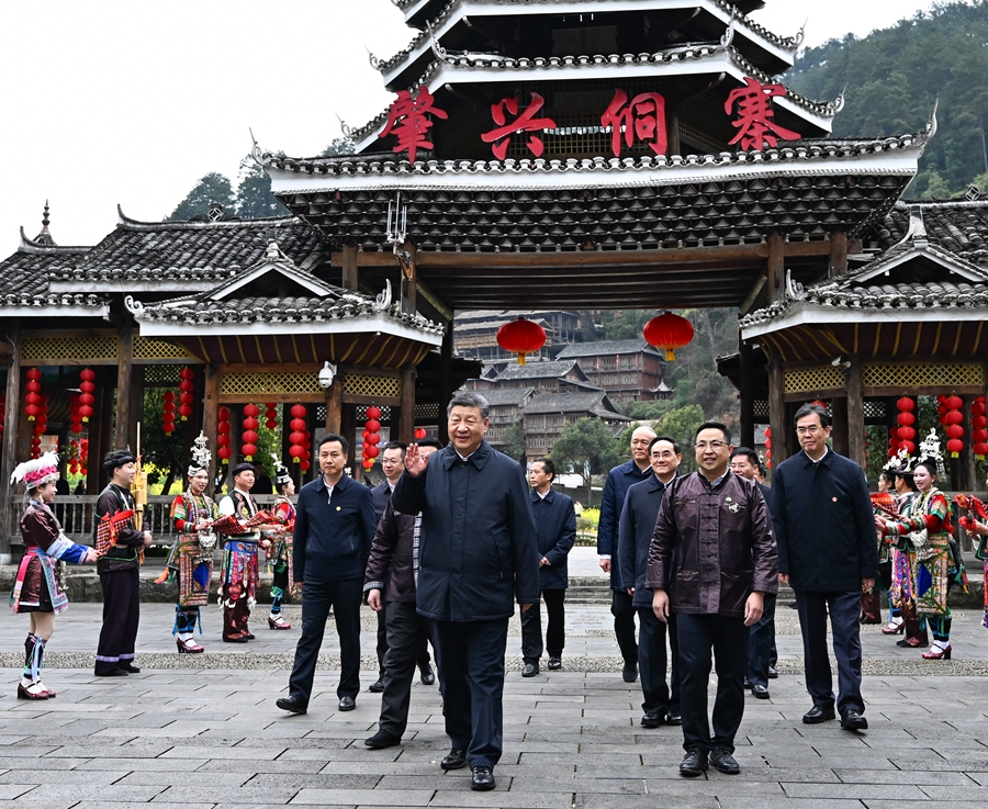 2025年3月17日下午，習(xí)近平在黔東南州黎平縣肇興侗寨考察時(shí)，在寨門口向身著民族盛裝歡迎的村民揮手致意。新華社記者 燕雁 攝