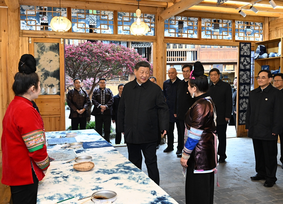 2025年3月17日下午，習(xí)近平在黔東南州黎平縣肇興侗寨侗鄉(xiāng)特色產(chǎn)業(yè)基地考察。新華社記者 謝環(huán)馳 攝