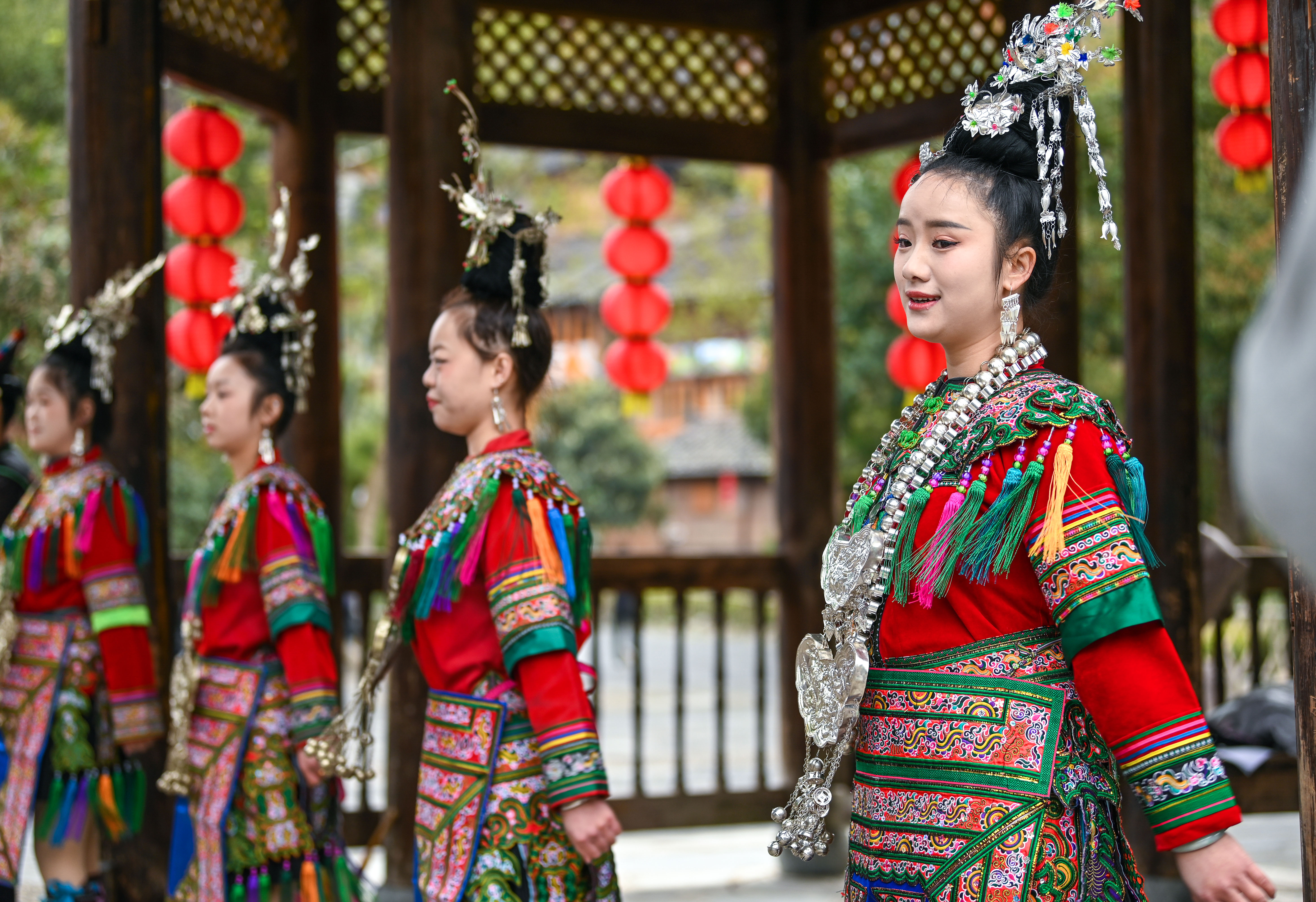  2025年3月18日，侗族群眾在貴州省黎平縣肇興侗寨給游客演唱侗族大歌。