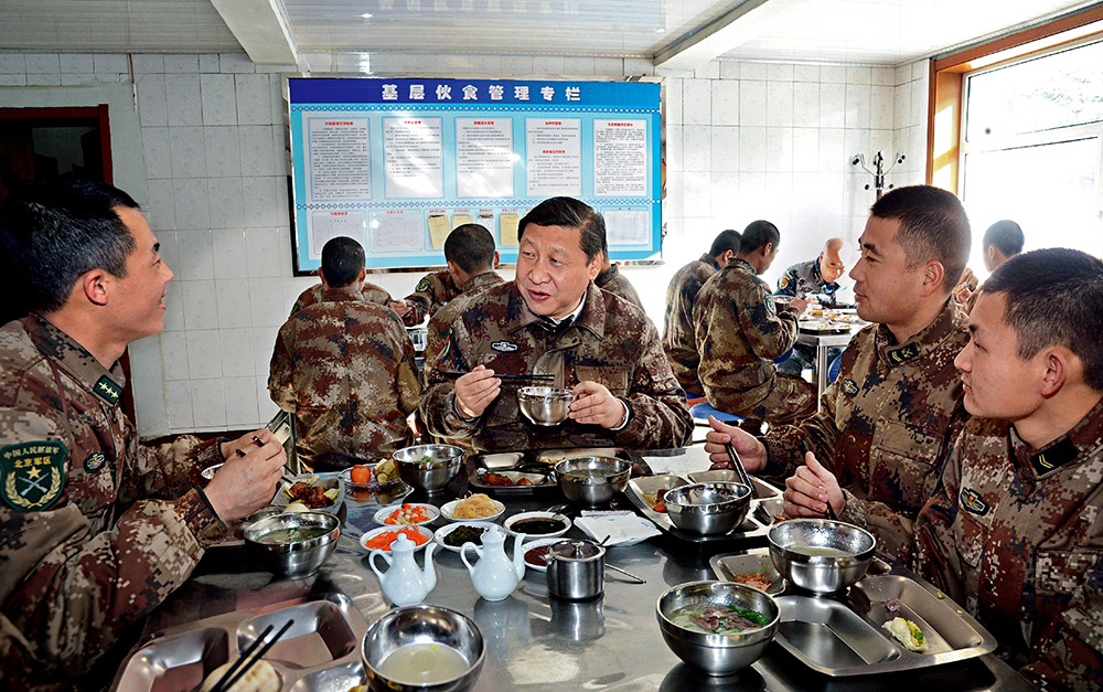 2014年1月26日，習(xí)近平主席專程來到內(nèi)蒙古軍區(qū)邊防某部，親切看望慰問戍邊官兵。這是在連隊(duì)食堂，習(xí)近平主席同戰(zhàn)士們一起用餐。