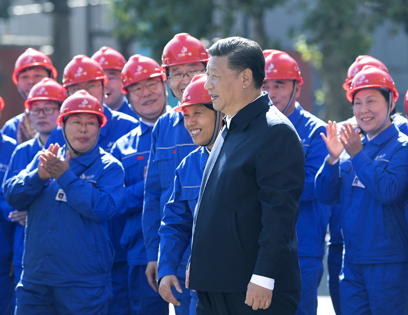 2018年9月26日，在中國一重集團，習近平總書記走到工人中間，同大家親切交流。