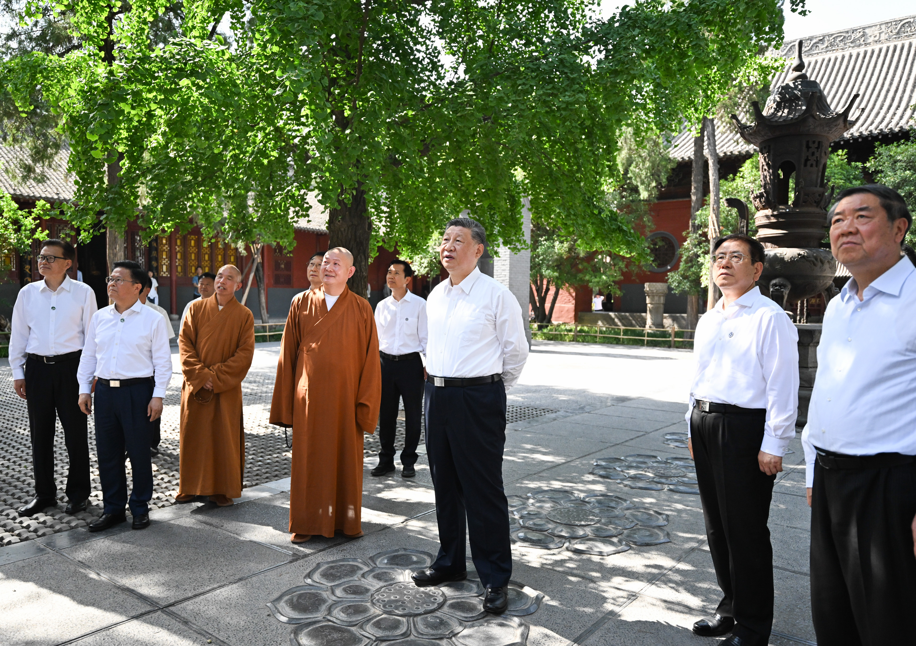 5月19日至20日，中共中央總書記、國家主席、中央軍委主席習(xí)近平在河南考察。這是19日下午，習(xí)近平在洛陽白馬寺考察。新華社記者 燕雁 攝