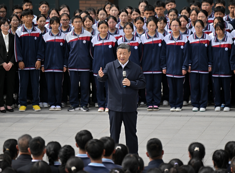 2024年6月18日，習(xí)近平總書記在青海果洛西寧民族中學(xué)考察時，同師生們親切交流。