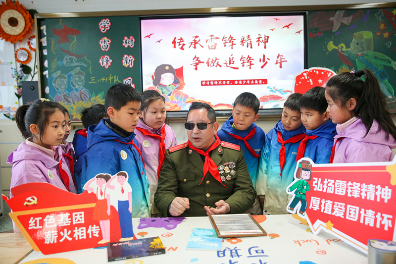 2025年3月3日，江蘇南通如皋市安定小學(xué)里，傷殘軍人許波銀在思政小課堂上向?qū)W生講述雷鋒故事。