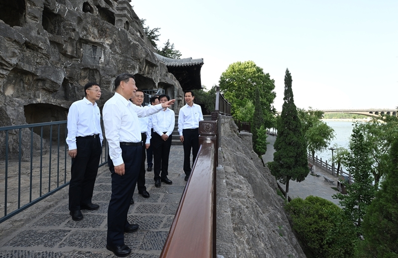 2025年5月19日至20日，中共中央總書記、國(guó)家主席、中央軍委主席習(xí)近平在河南考察。這是19日下午，習(xí)近平在洛陽龍門石窟考察。新華社記者 謝環(huán)馳 攝