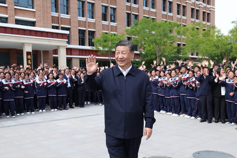 2024年6月18日，習(xí)近平總書記在青海果洛西寧民族中學(xué)考察時，向師生們揮手致意。