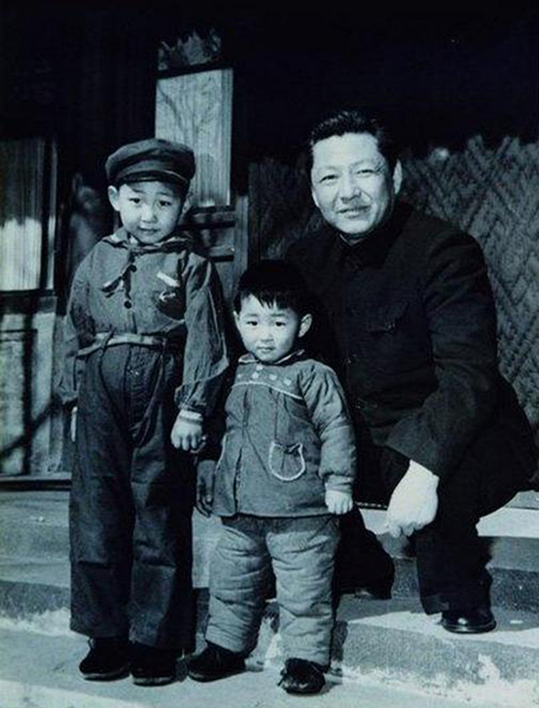 1958年，習仲勛與兒子習近平、習遠平在一起。