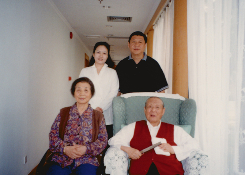 習近平與夫人彭麗媛同父親習仲勛、母親齊心的合影。