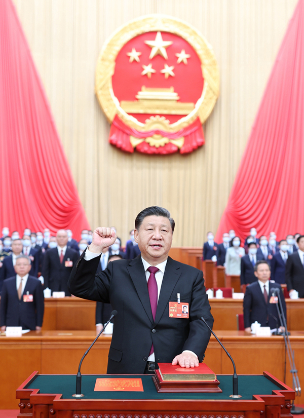 2023年3月10日，習近平進行憲法宣誓。